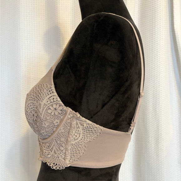 Victoria’s Secret Body by Victoria lined demi lace bra size 34D - Picture 2 of 8